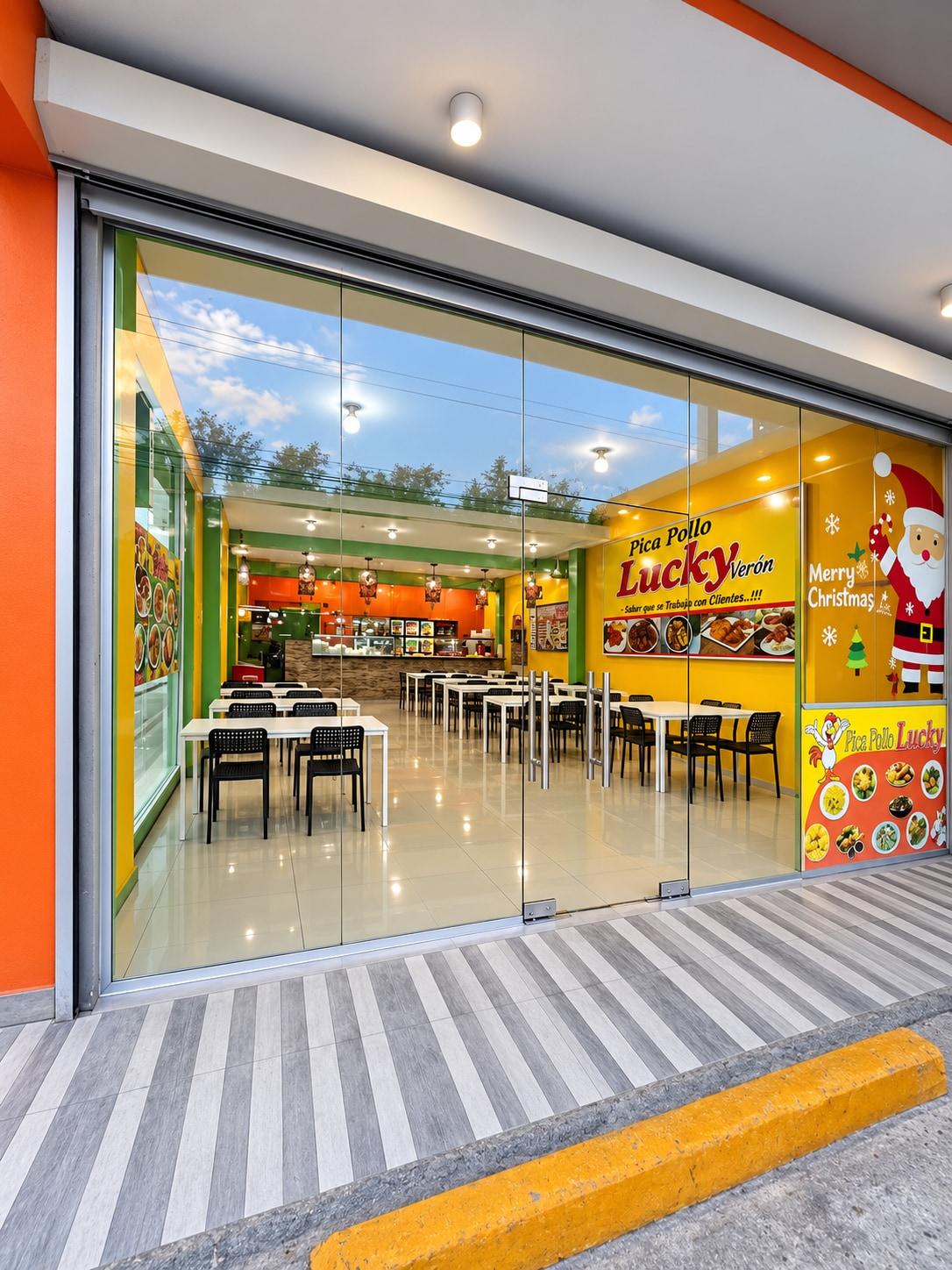Fachada Comercial en Vidrio Templado y Puerta de Cristal - Cristales Comerciales en Verón, Punta Cana | Caribe Glass Windows Solution