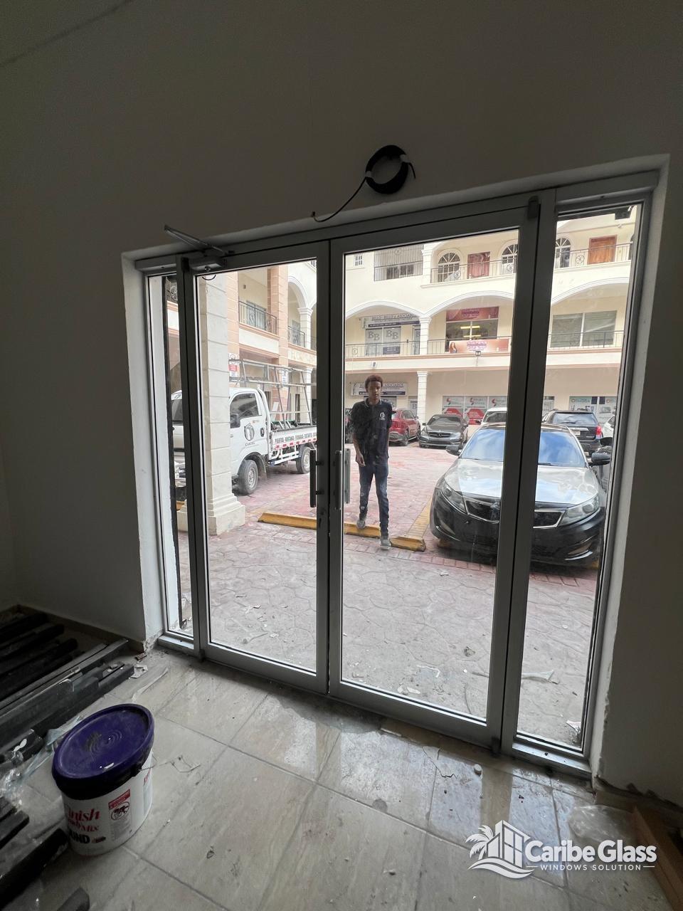 Instalación de Puerta Comercial en Plaza de Verón - Cristales Comerciales en Verón, Punta Cana | Caribe Glass Windows Solution