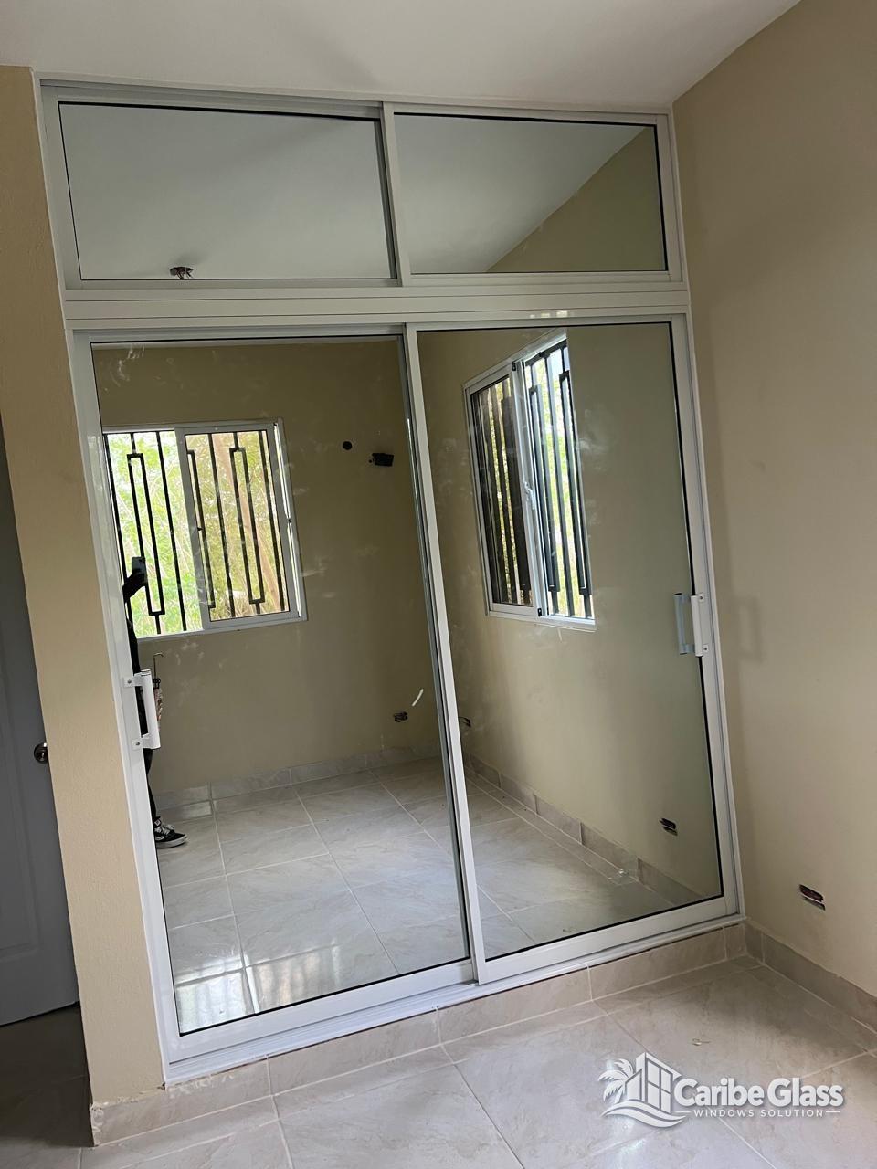 Instalación de Puertas de Espejo a Medida para Dormitorio - Soluciones a Medida / Espejos en Punta Cana | Caribe Glass Windows Solution